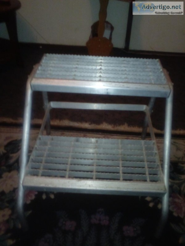 ALUMINUM 2 STEP STAND