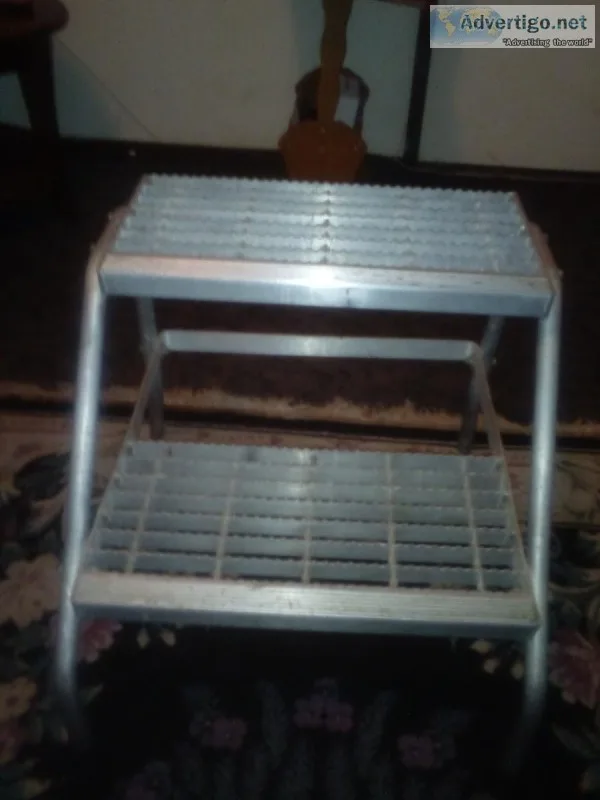 ALUMINUM 2 STEP STAND