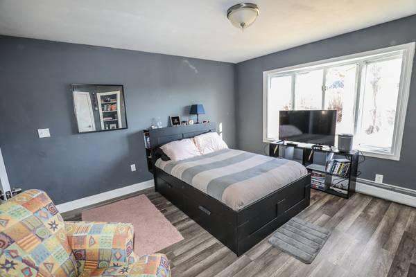 4br - 4 nice sized bdrms and full bathroom upstairs. (Lockport N