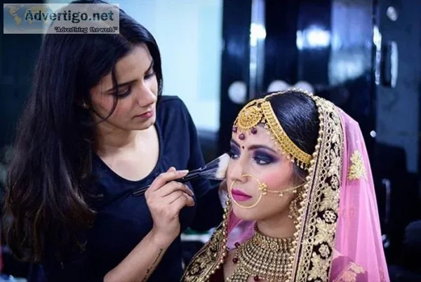 Find the best Makeup course in Delhi - The Red Fox Academy