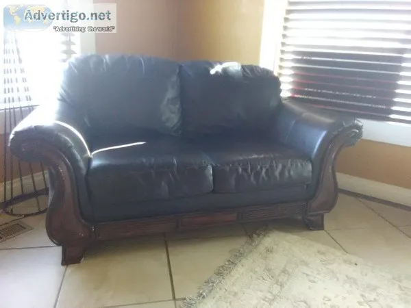 BLACK LEATHER LOVESEAT