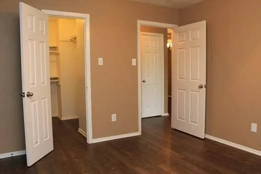 1br - 693ft2 - Huge Walk-In Closet No Carpet Credit Special on D