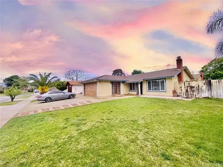 3beds 2baths single family home for rent in CA 92507