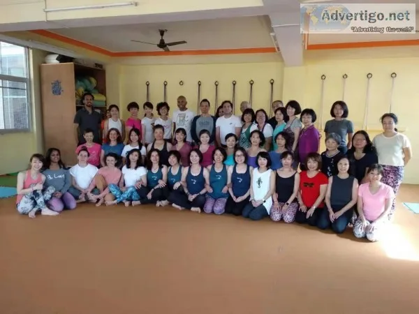  yoga in rishikesh, india