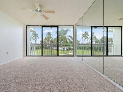 PERFECT LOCATION - Close to Downtown West Palm Beach shops resta