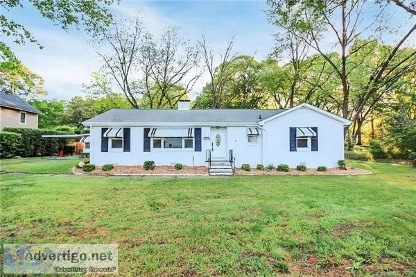 Beautifully updated 3 Bedroom minutes to downtown