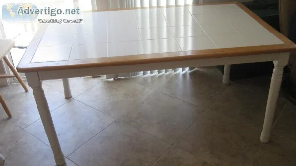 Table white tiles