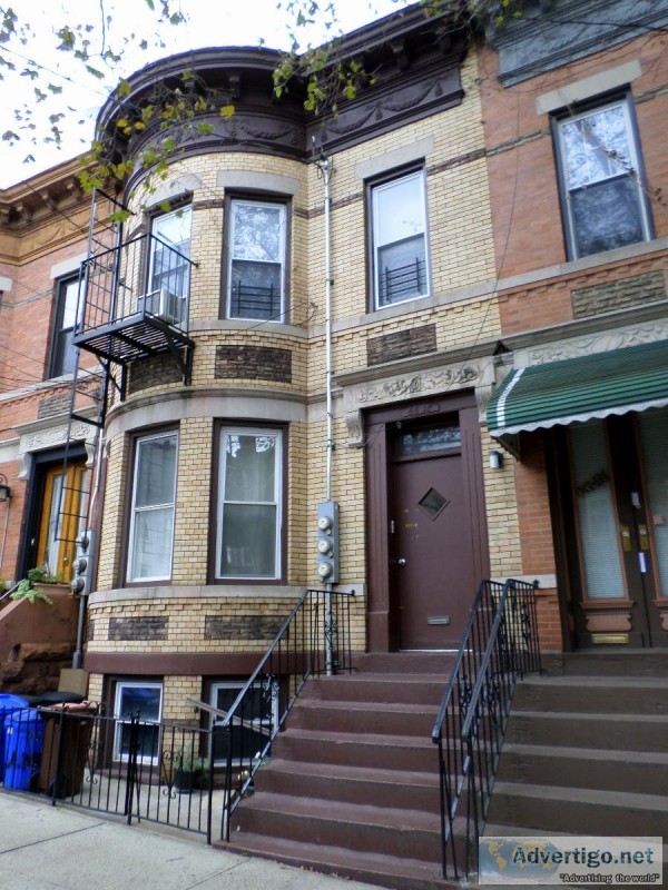 ID  (CAN) Charming 3 Family House for Sale in Ridgewood