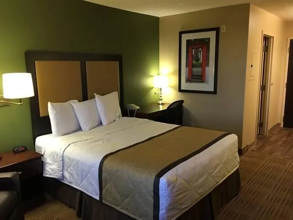 1br - 300ft2 - 224 weekly move in special 950 monthly special Al