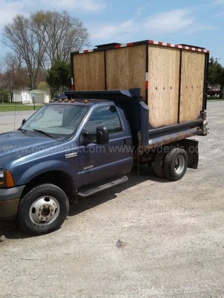 2005 Ford F-350 4 wheel drive 6.0 L V-8 diesel