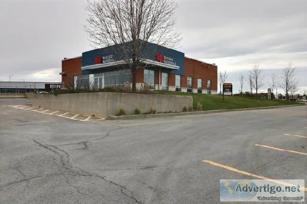 SUBLEASE Building on a busy street corner in Laval
