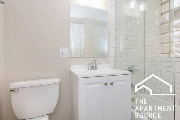 2br - Renovated 2 Bed - Deluxe Garden - In Unit Laundry - No Dep