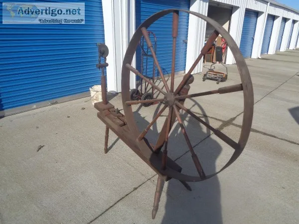 AWESOME ANTIQUE PRIMITIVE SPINNING WHEEL