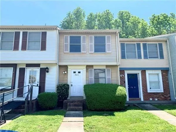 700  3br - 1215ft2 - 3 Bedroom 3 Bathroom townhome located in th