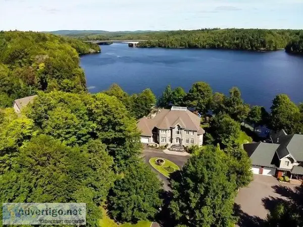 Magnificent and prestigious waterfront house in Shawinigan