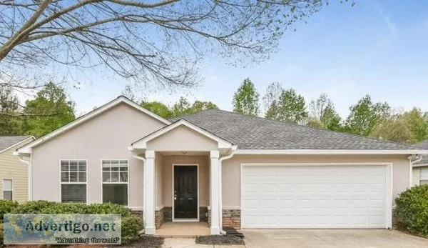 Beautiful home in 3025 Pebble Creek Lane College Park GA