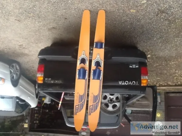Adult WATERSKIS --- Lk new 