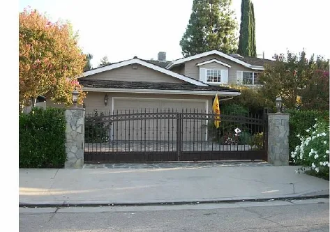 Manual Driveway Gates Installer in Los Angeles