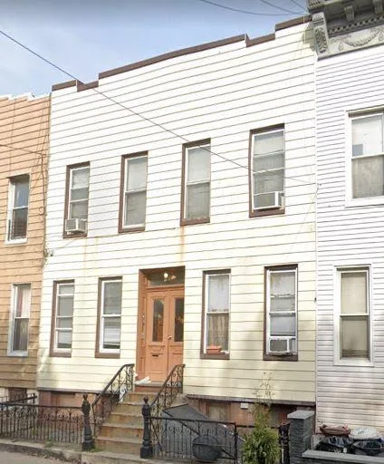 ID  1374784 Lovely 2 Bedroom Railroad Apartment for Rent in Ridg