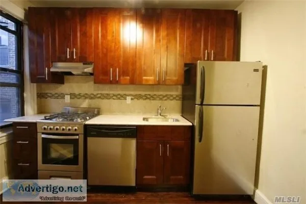 2 Bedroom only 2 Blocks to 7 Train.