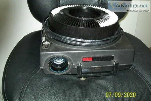 KODAK 600 CAROUSEL SLIDE PROJECTOR and 4 SLIDE TRAYS