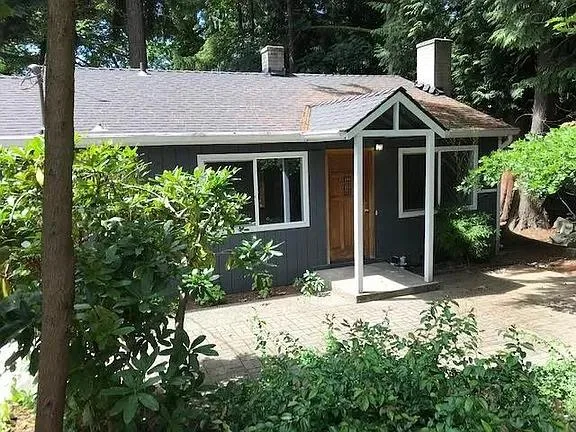 2 Bedroom 1 Bathroom cozy home with large fenced yard