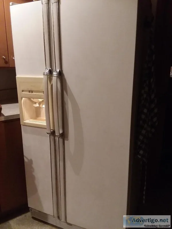Refrigerator w Ice Maker