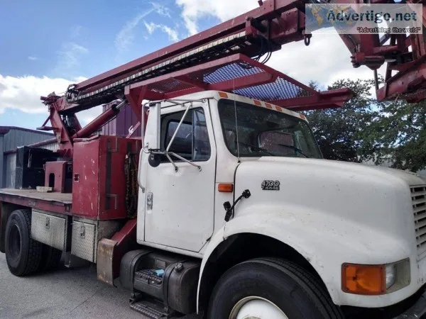 2001 International 4700 diesel with Elliott ECL-3-55 Bucket Truc