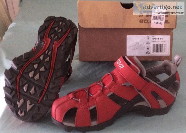 New Womans Teva size 8