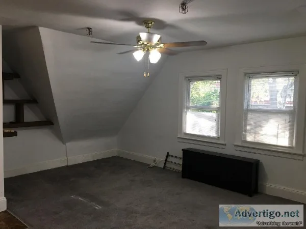 Apt 1 bedroom 34 ave Jackson Heights available