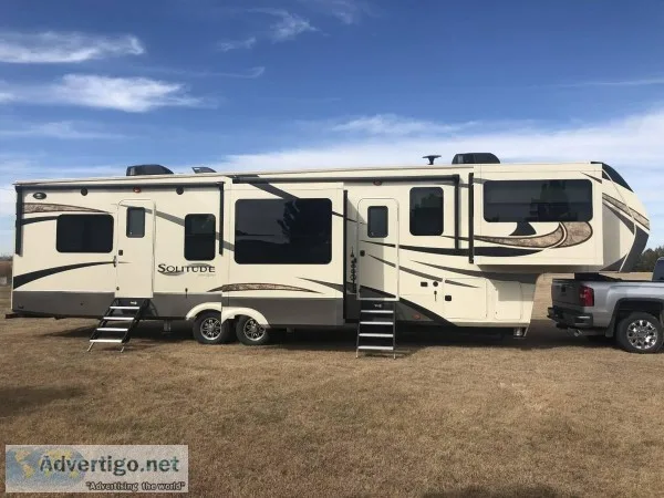 Like New 2017 43ft. Grand Design Solitude ST-379FLSR w5 slides