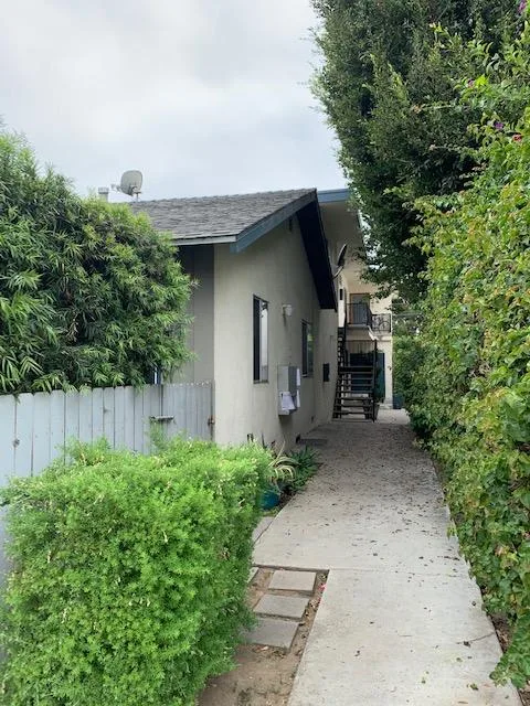1ST MO 12 MO OFF ON RENT 2 beds 1 bath