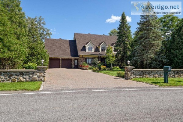 Magnificent property located on the edge of the Ch&acircteauguay