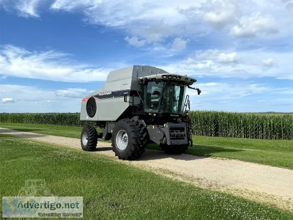 2011 Gleaner R76 Combine