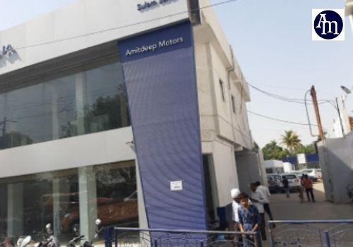 Dial Amitdeep Motors Allahabad Contact Number to Book Arena Car