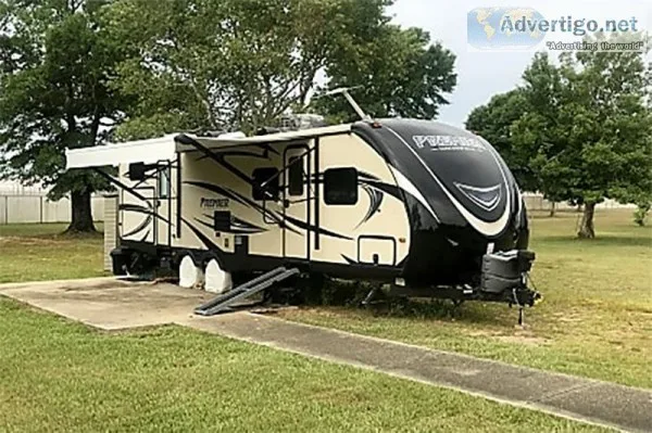 Like new 2016 35 ft. Keystone Premier 31BH w2 slides