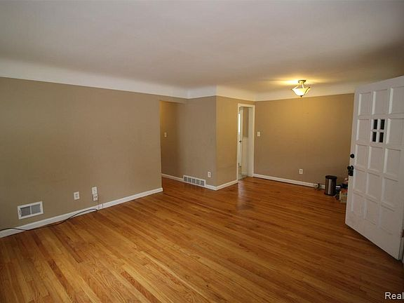 3bed in dearborn, mi 48124