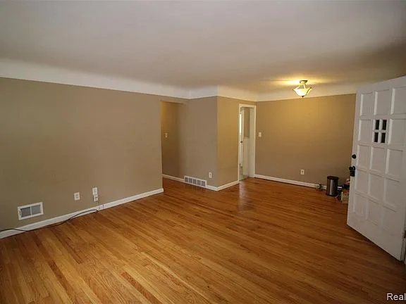 3bed in dearborn, mi 48124