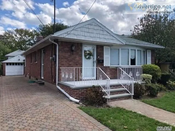 Well Maintained Brick Ranch House For Sale in Stunning Beechhurs