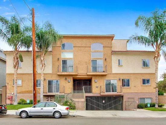 2 Br townhome  loft 2.5 bath 8800 Etiwanda NORTHRIDGE