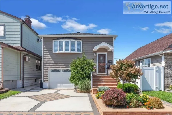 ID  (FRA) Gorgeous Home Nestled in Island Park for Sale