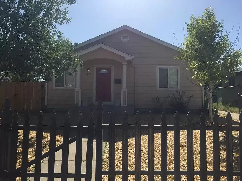 Clean light and bright 2 bedroom 2 bath in Denver