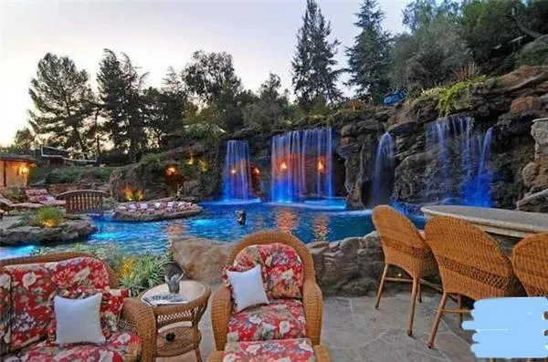 Be a Live-In Roomie Earn 72.4 mthly as Note Taker by Poolside Es