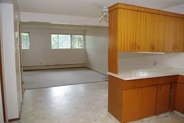  2br - 1250ft2 - Beautiful Spacious Character 2 Bedroom Suite in