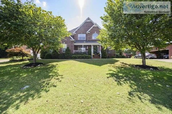  Beautiful home located just a couple houses away from the pool 