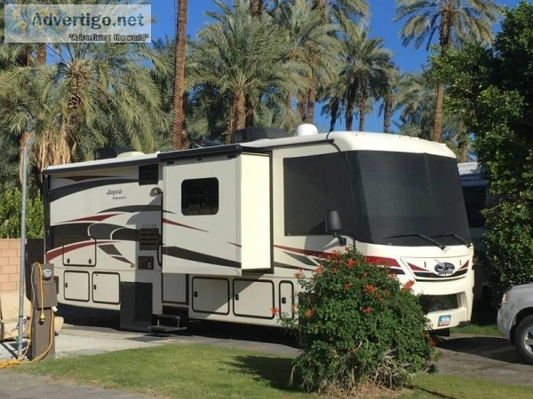 Extremely clean 2015 31ft. Jayco Precept w3 slides