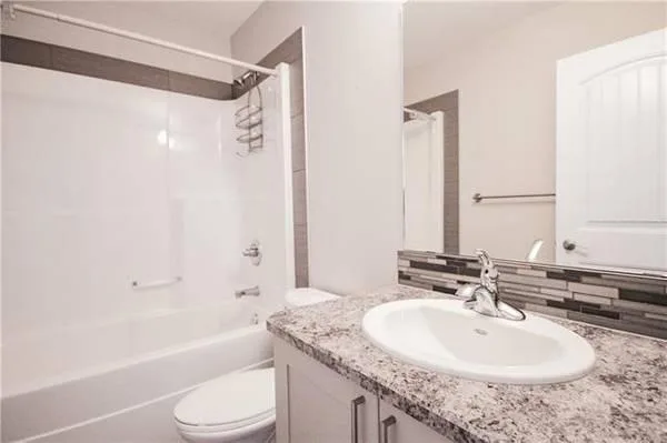  4br - 1553ft2 -  Updated Features and Beautiful House