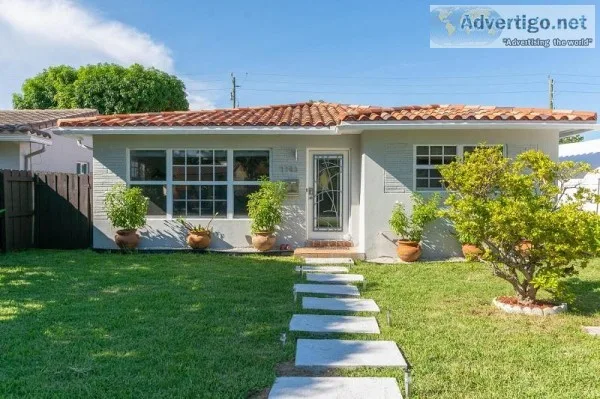 Spacious and Bright Corner 43 Single Family Home In Hollywood La
