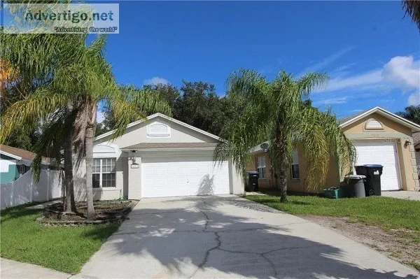 This Beautiful 32 in East Orlando home has wood grain tile floor