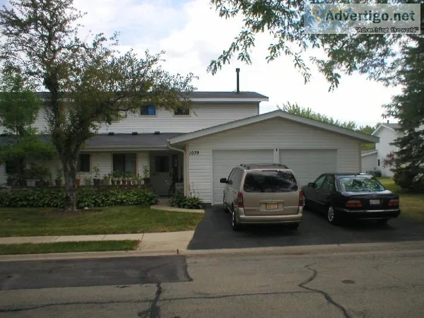 Schaumburg townhome bedroom available